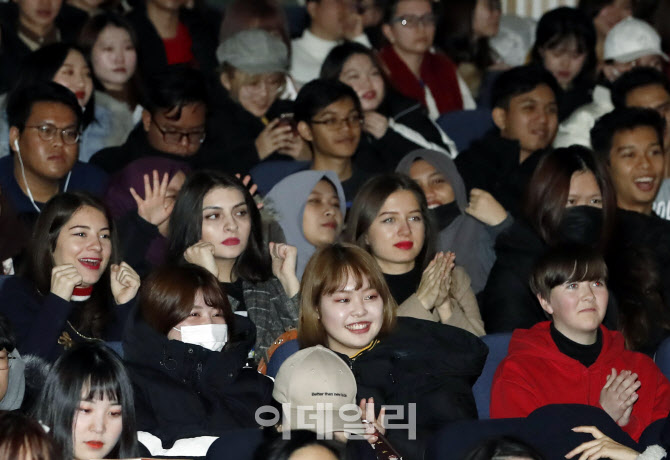 해외 한국어 학습자 16만명…교육부 “30개국에 교재 보급”