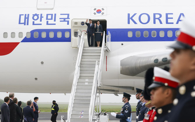 [포토] 문 대통령 내외, 영국 도착