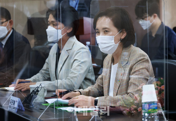 유은혜 “대학도 2학기부터 대면수업 확대 가능”