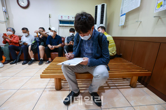 [포토]'백신 접종 문진표 작성하는 이준석 대표'