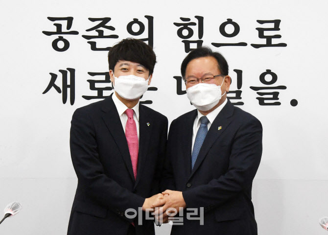 [포토]김부겸 국무총리 손 맞잡은 이준석 대표