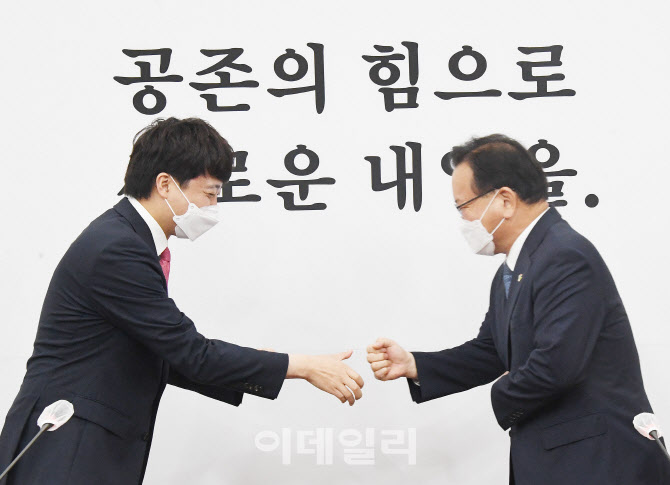 [포토]국회에서 만난 김부겸-이준석
