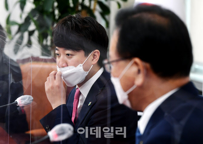 [포토]마스크 고쳐쓰는 이준석 대표