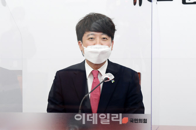 [포토]김부겸 인사말 경청하는 이준석