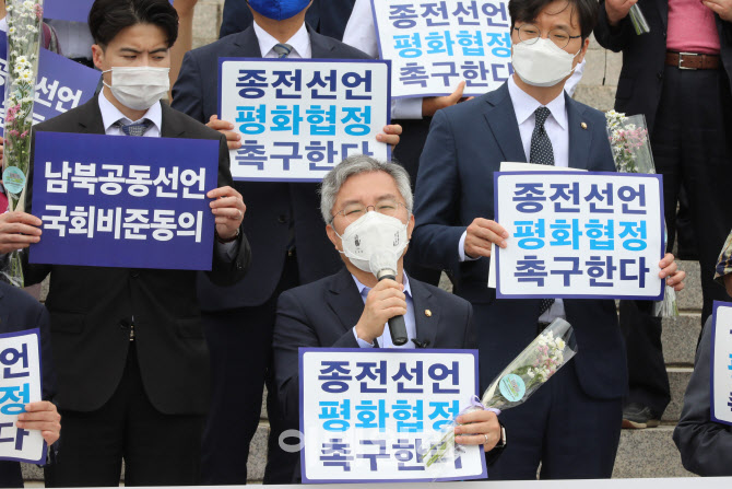 [포토]남북공동선언 국회비준동의 및 종전선언 평화협정 촉구 기자회견'에서 격려사하는 최강욱