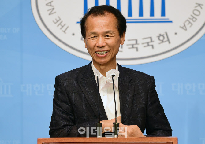 [포토]최문순 강원도지사, 감사원장 사퇴 촉구 기자회견 열어