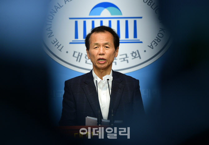 [포토]최재형 감사원장 사퇴 촉구 기자회견하는 최문순 강원도지사