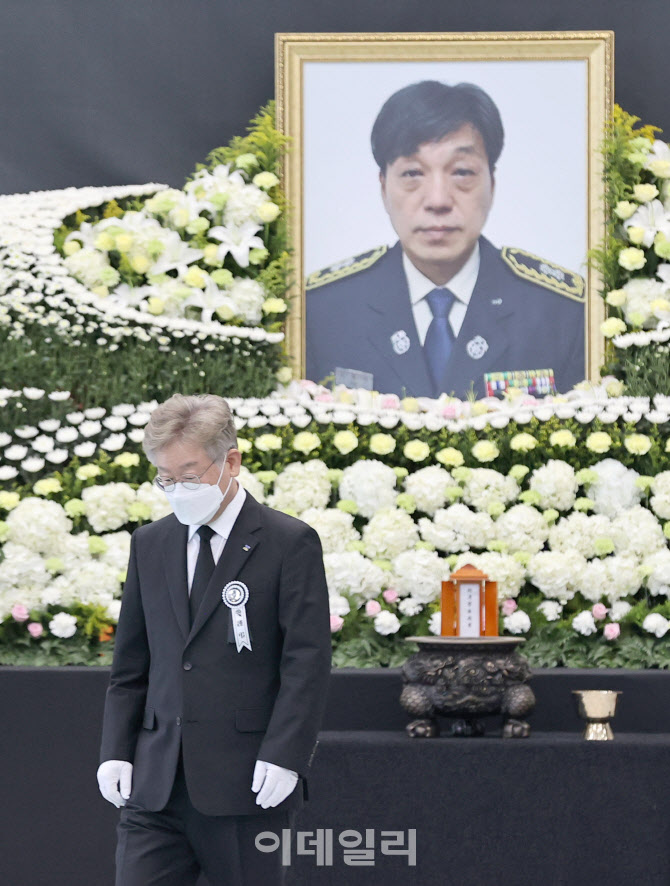 [포토]분향후 자리로 향하는 이재명 경기지사