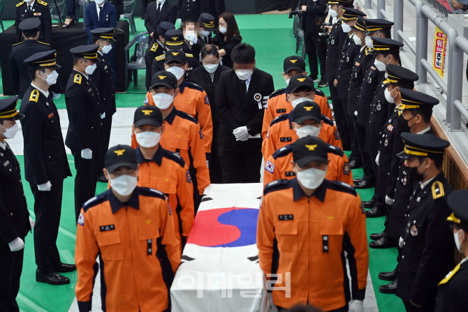 [포토]故 김동식 소방령 운구하는 동료소방관들