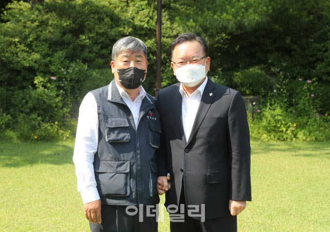 [포토]기념촬영하는 김부겸 총리-김동명 한국노총 위원장