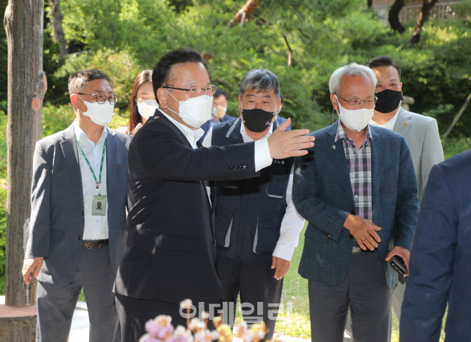 [포토]함께 이동하자고 말하는 김부겸 총리