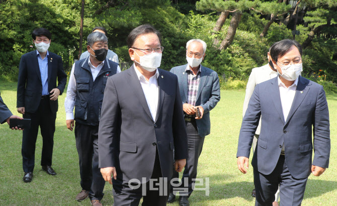 [포토]간담회장으로 이동하는 김부겸 총리와 관계자들