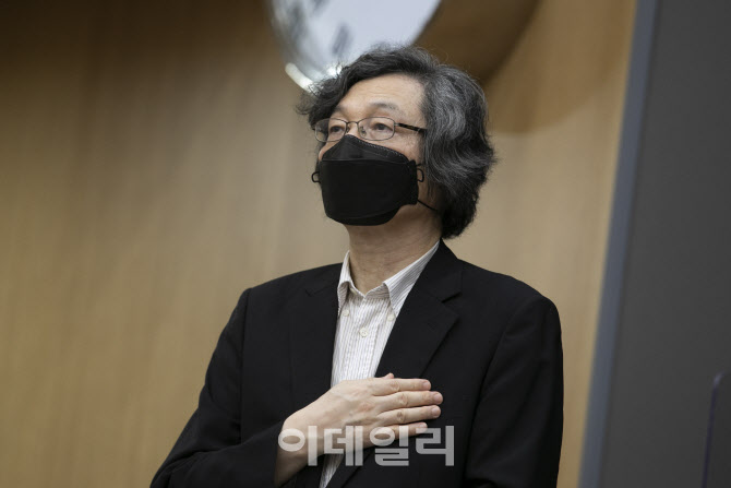 [포토]양형연구회의 제6차 심포지엄에서 국민의례하는 이용식 회장