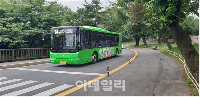 서울시 "8월부터 남산공원 관광은 친환경 전기 저상버스 이용하세요"