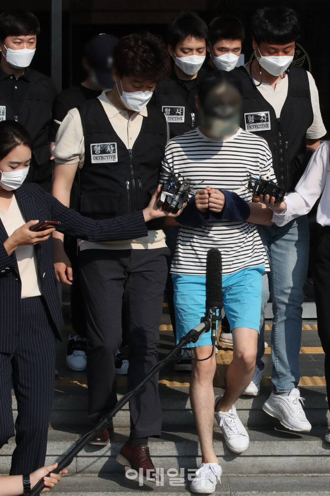 [포토]오피스텔 친구 살해 피의자 2명 검찰송치