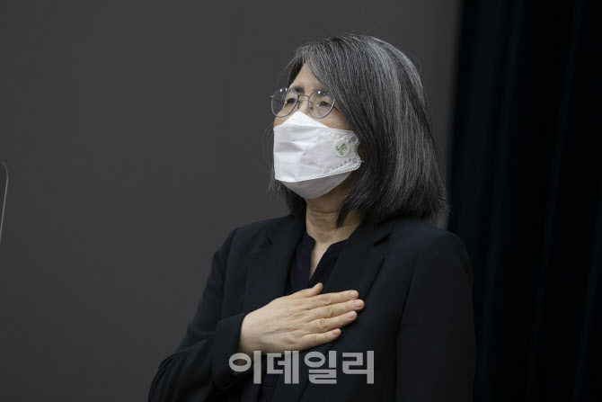 [포토]양형연구회의 제6차 심포지엄에서 국민의례하는 김영란 위원장