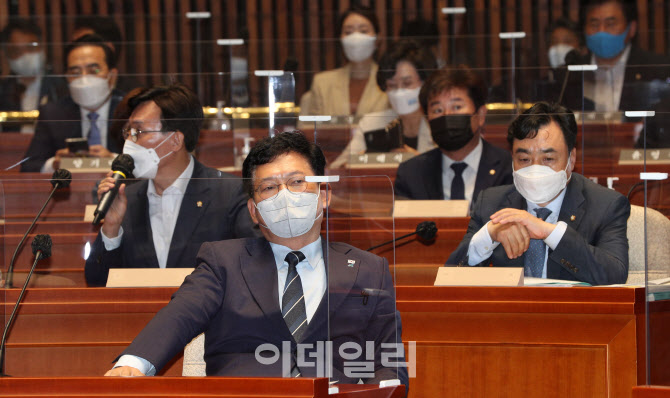 [포토]'의총 공개 여부 발언 듣는 송영길 대표'