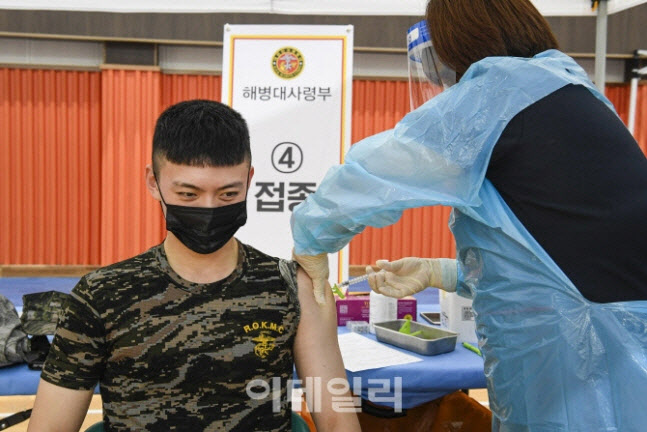 "면회오세요"…백신 맞은 장병, 휴가·면회 자유로워진다
