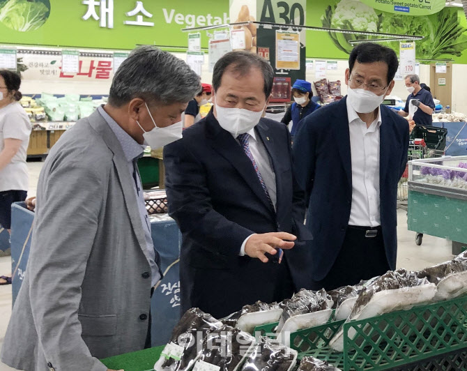 [포토] 이규삼 농협 감사위원장, 여름철 식품안전 점검