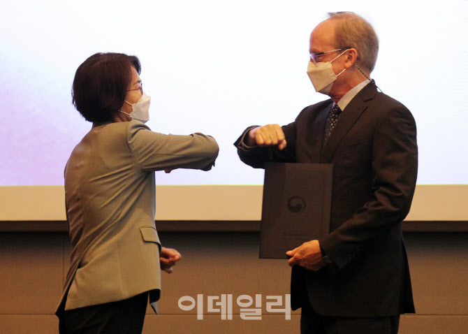[포토] 주한 미국대사와 팔꿈치 인사하는 임혜숙 장관