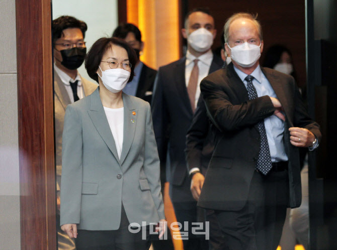 [포토] 주한 미 대사와 함께 6G 전략회의 참석한 임혜숙 장관