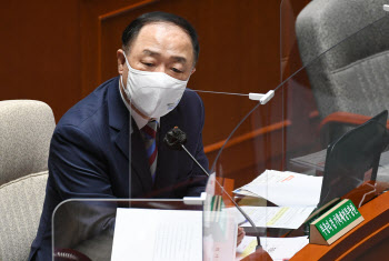 홍남기 “국책은행 명퇴금 갑자기 올릴 수 없어…제도 개선 필요”