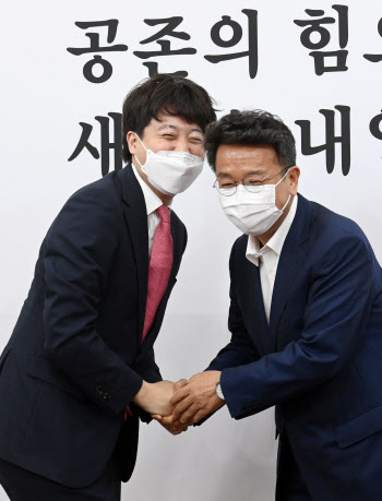 '25세 1급 공무원' 박성민 논란, '이준석 돌풍'으로 방어?