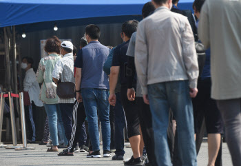 거리두기 개편…수도권 '6명 모임·밤 12시 영업' 허용(종합)