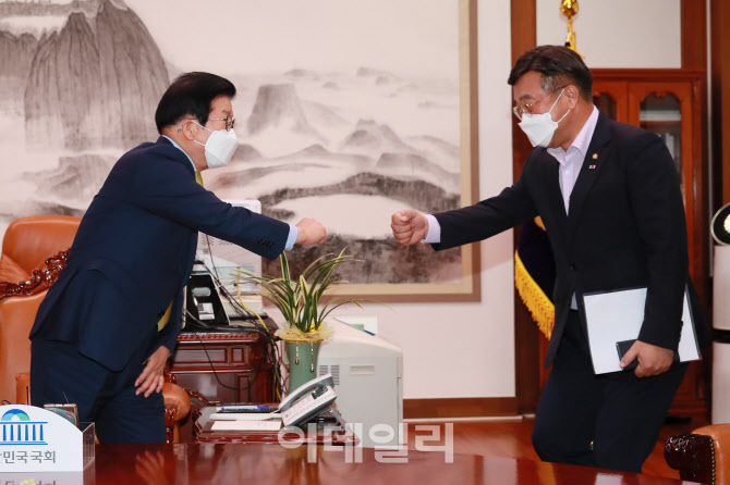 [포토]'주먹인사하는 박병석-윤호중'