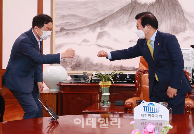 [포토]'주먹인사하는 박병석-김기현'