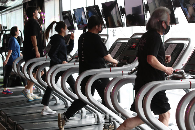 서울시 7월부터 사적모임 6인까지 허용…학원·마트 등 운영제한 풀려
