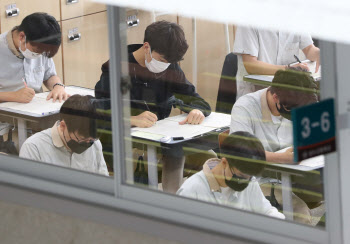 "화이자 백신 때문에?" 수능 모평 학원 응시자 절반이 25세 이상