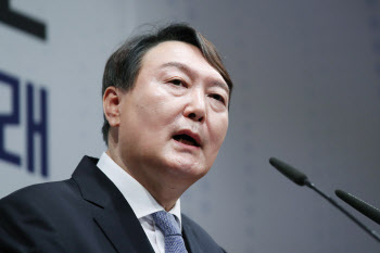 윤석열 "국민과 국가의 미래 위해 헌신할 준비돼 있어"