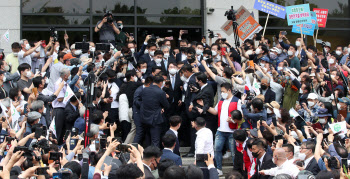 “윤석열 대통령” 지지자 환호…野의원 동참에 취재진도 북새통