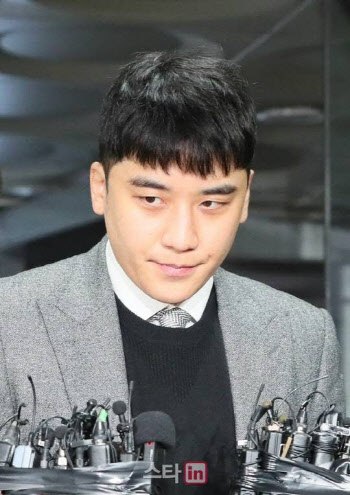 前빅뱅 승리 "잘 주는 애들? 오타낸 것" 성매매 알선 부인