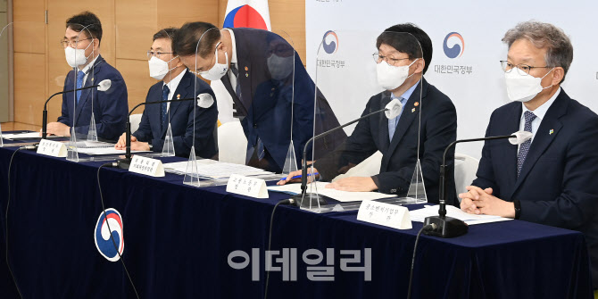 [포토]'2021 제2회 추가경정예산안 브리핑' 앞서 인사하는 홍남기