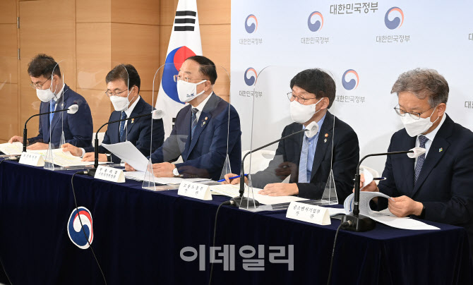 [포토]'2021 제2회 추가경정예산안 브리핑'하는 홍남기 부총리