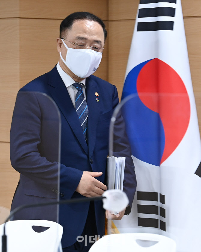 [포토]'2021 제2회 추가경정예산안 브리핑'하기 위해 입장하는 홍남기