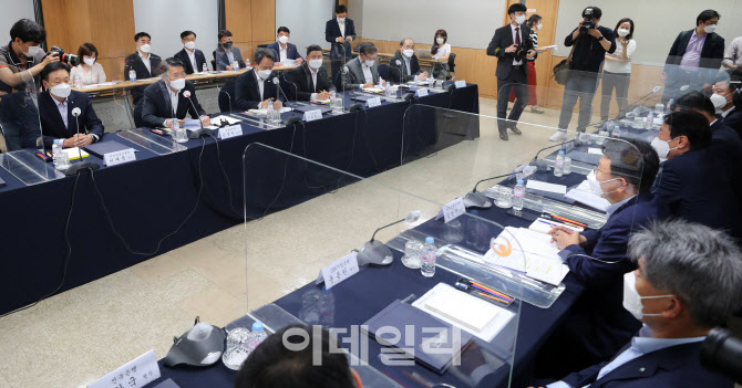 [포토]은성수 금융위원장, 은행장들에 “불요불급한 가계대출 최소화” 당부