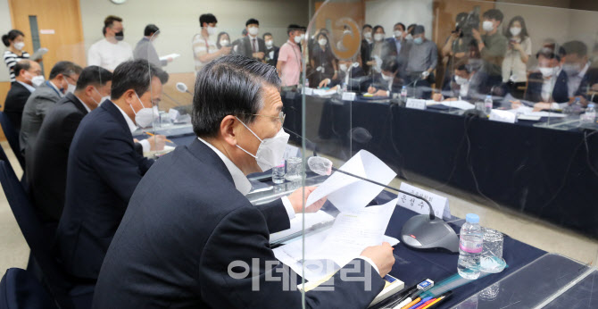 [포토]시중은행장들에게 “불요불급한 가계대출 최소화” 당부하는 은성수 금융위원장