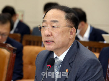 홍남기 “재난지원금 소득 하위 논란…모든 정책에 존재하는 문제”
