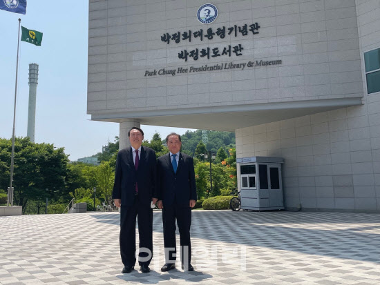 尹, YS기념관 이어 박정희기념재단 방문