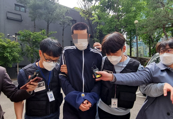 [온라인 들썩]노인 마구 때린 ‘190cm 청년’…“크게 다치게 할 의도 없었다”