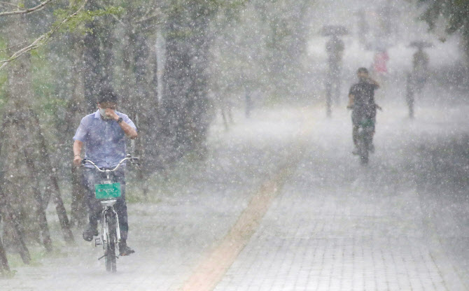 늦은 장마…서울 전역엔 호우주의보, 제주공항은 운항지연