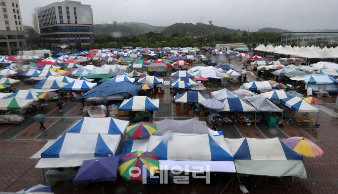 [포토]새단장 마치고 개장한 모란민속5일장