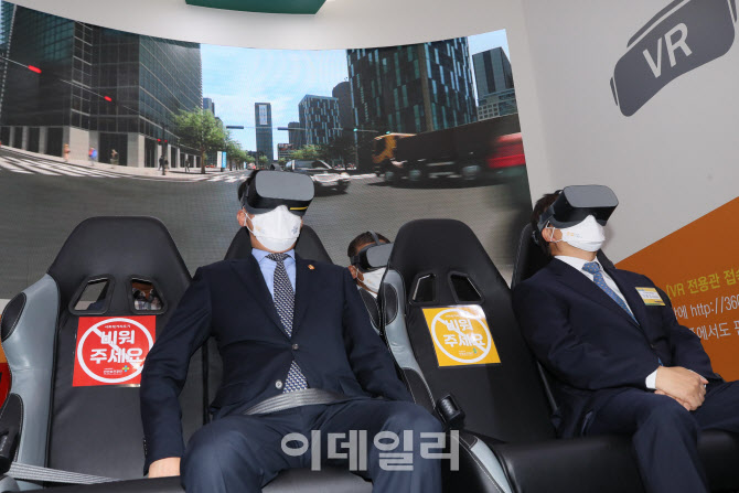 [포토]안경덕 장관-이동근 부회장, 안전 관련 VR체험