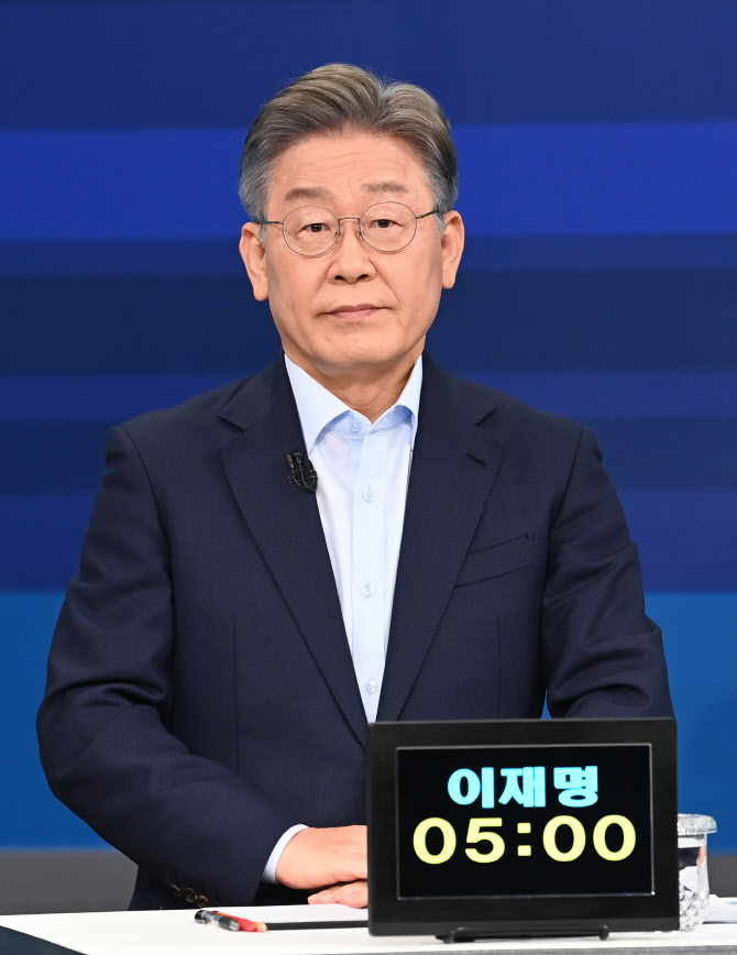 이재명, ‘여배우 스캔들’ 질의에 “바지 다시 내릴까요?”