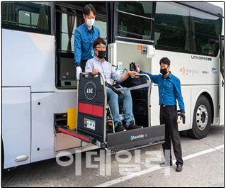 서울시, 휠체어 탑승 가능한 장애인 백신접종 버스 왕복 운행