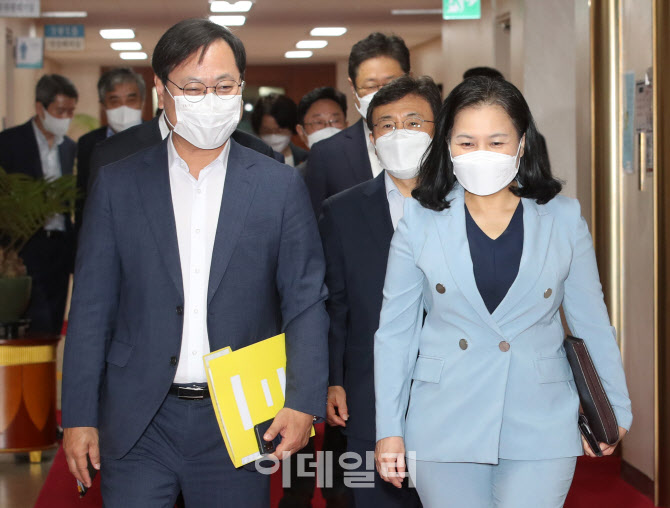 [포토]국무회의 입장하는 오영식 비서실장-유명희 본부장
