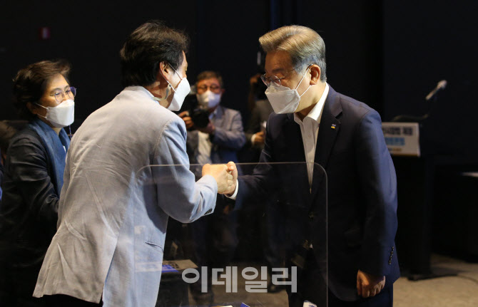 [포토]'부동산시장법 제정 국회토론회 참석하는 이재명'